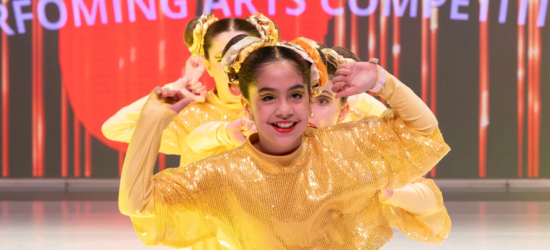 רקדנית בתלבושת צהובה על במת U-TALENT